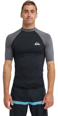 2026 Quiksilver M&auml;nner Everyday UPF50 Kurzarm-Lycra-Weste AQYWR03130 - Black / Iron Gate