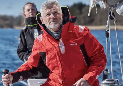Musto BR Segeljacke und Segelhose an Deck einer Yacht