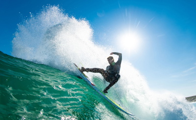 Surfer im Neoprenanzug