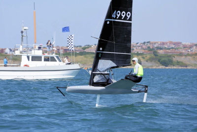 International Moth im Foiling-Flug bei den UK Nationals an der WPNSA