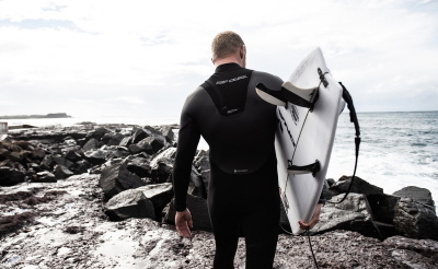 persona con tavola da surf