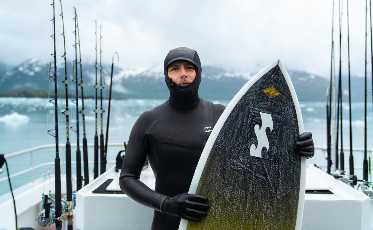 Surfer in einem Billabong Neoprenanzug aus recycelten Jerseys, Linern und Schaum