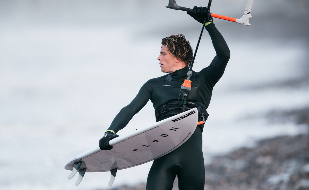 Mystic Team-Rider in ihren Neoprenanzügen der Winterkollektion 20/21 am Strand