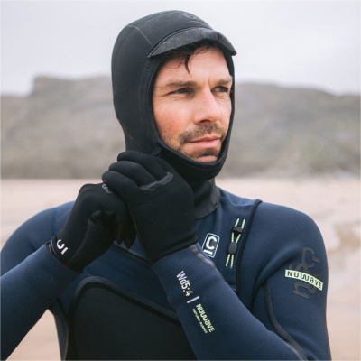 Muta C-Skins NuWave in caucciù naturale indossata da un surfista in acque fredde