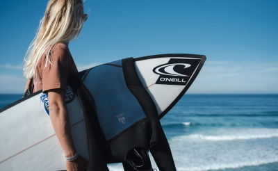 Surfista con una muta O'Neill Ninja