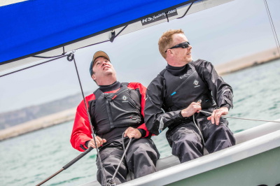 Segler im Crewsaver Atacama Sport+ Trockenanzug auf dem Wasser