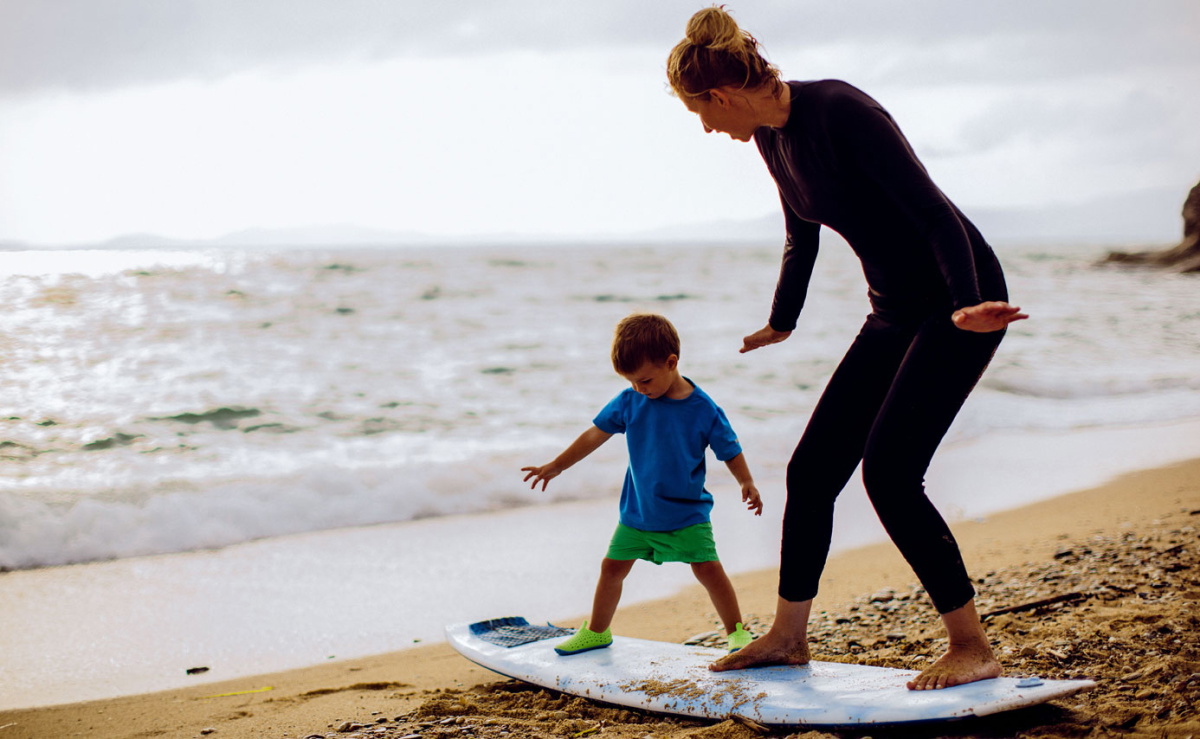mum and child on a surfboardhttps://www.wetsuitoutlet.co.uk/images/blog/yg4jedz/blog-billabong-wetsuit.jpg