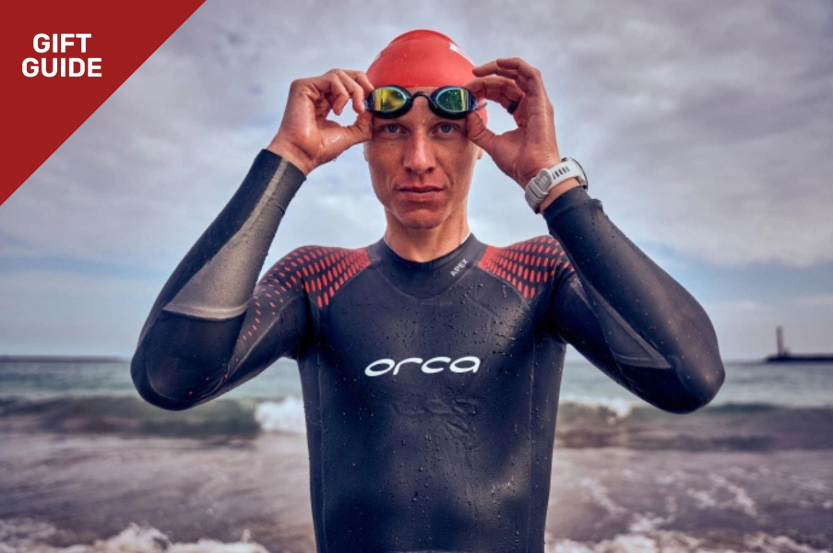 Triathlet im Neoprenanzug beim Schwimmen im Freiwasser